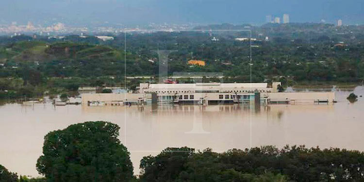 Reabren el aeropuerto 'Ramon Villeda Morales' tras inundación