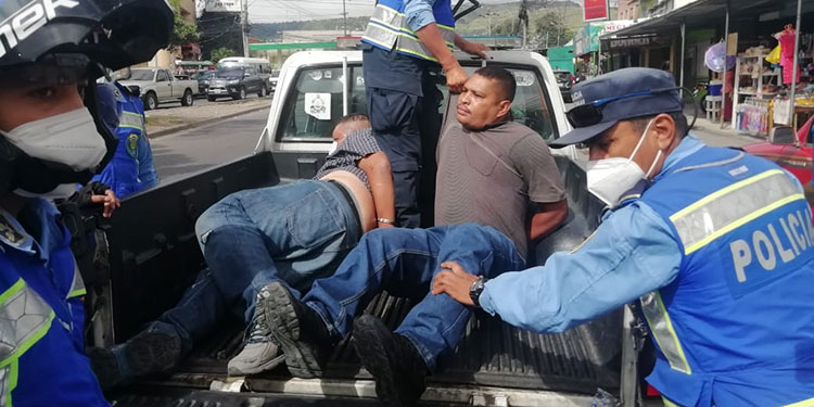 Caen dos maleantes tras asaltar a pastor