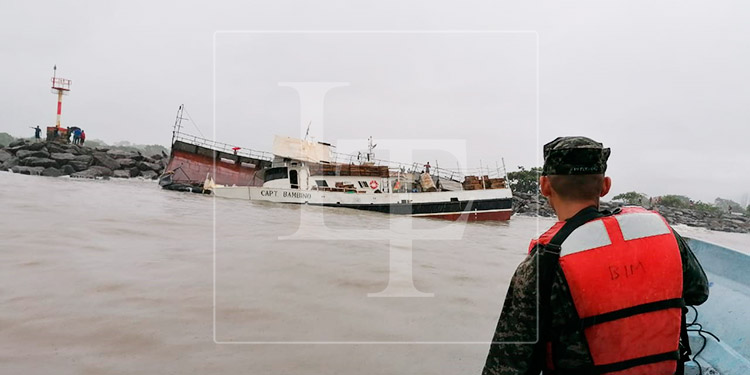 Otro barco encalla en el muelle de Cabotaje en La Ceiba