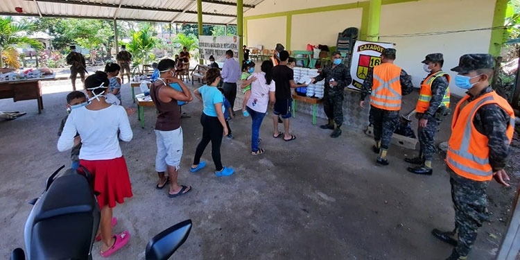 Militares llevan ayuda a afectados por la tormenta