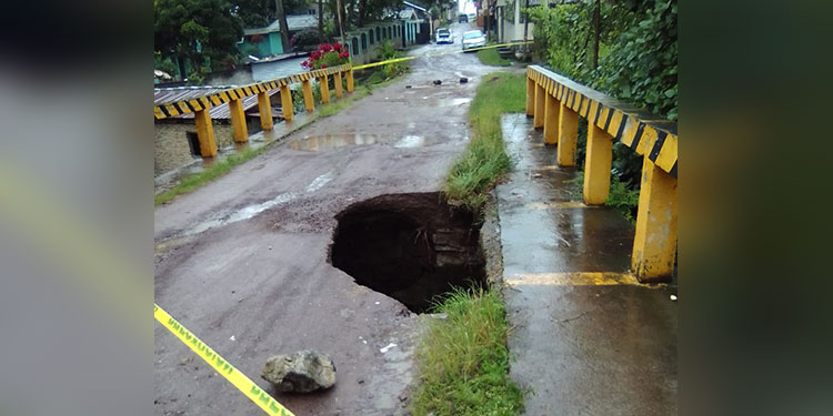 Colapsado puente en barrio San Antonio