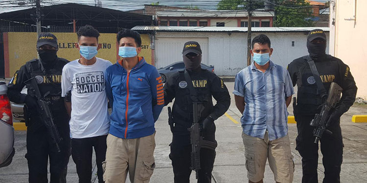 Tres detenidos con fusil AR-15 y droga