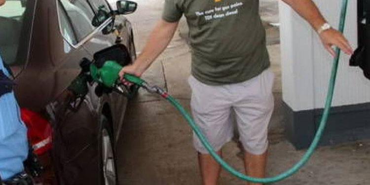 Baja precio de gasolinas por cuarta semana consecutiva