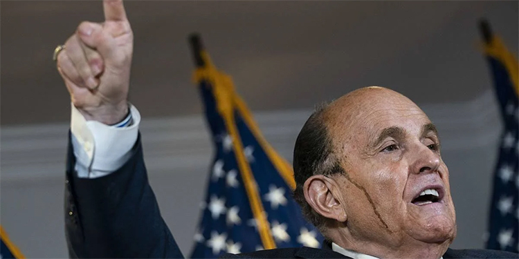 El tinte de Rudy Giuliani le juega mala pasada (Video)
