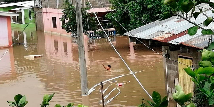 Pobladores “nadan” hasta sus casas por inundaciones