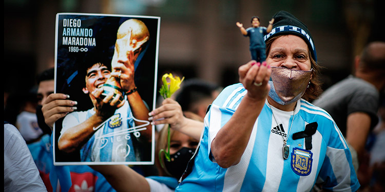 Grandes medios de comunicación en EEUU dedican columnas deportivas a Maradona
