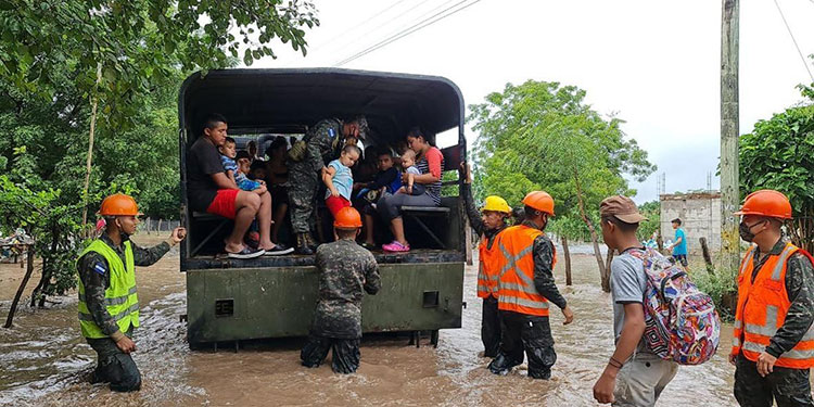 Retorno de familias a casas, mientras otras son evacuadas