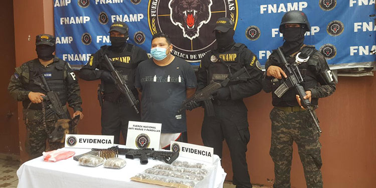 “Salvatrucha” atrapado con fusil AR-15 y “mota”
