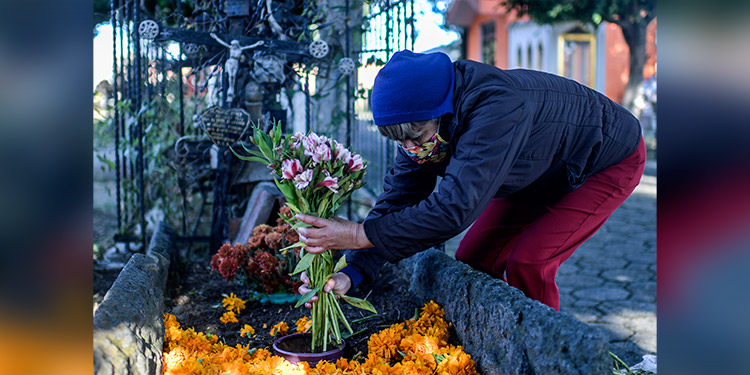 México celebra el Día de Muertos con restricciones y enlutado por el COVID-19