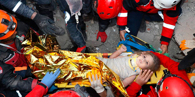 Rescatan a una niña 4 días después del sismo en Turquía