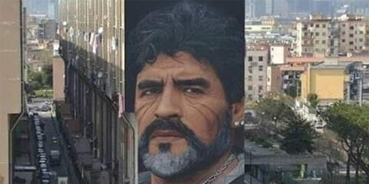 Hinchas del Nápoles se reúnen en el San Paolo para despedir a Maradona