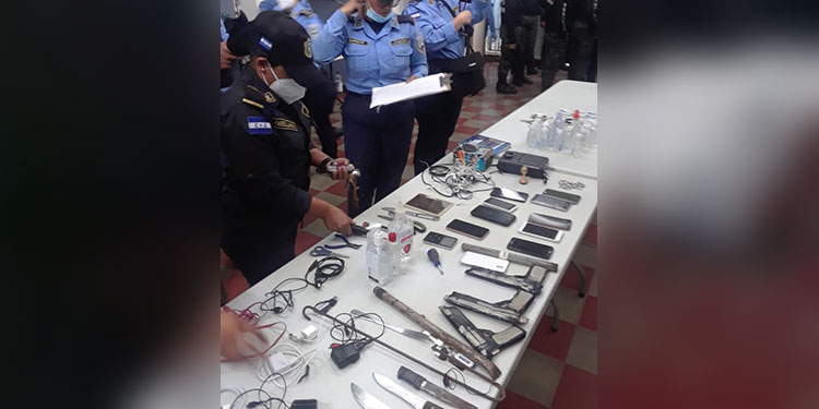 Armas blancas, réplicas de pistolas y “chicha” decomisan a reclusas