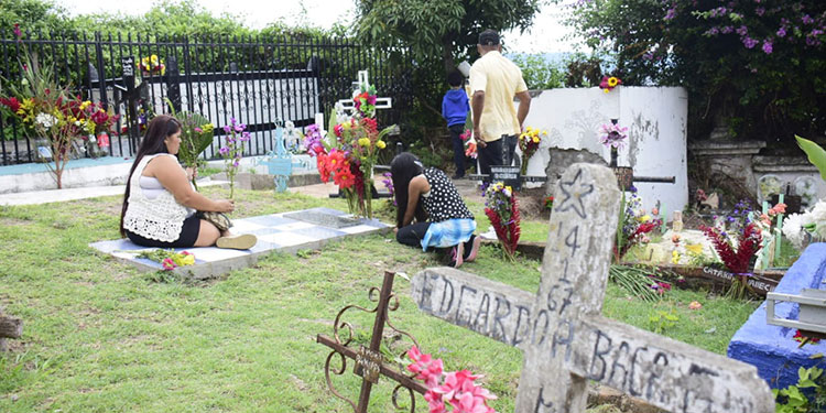 Por pandemia, baja afluencia de familias coronando a sus muertos
