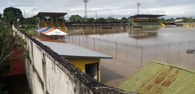 Eta convierte en “piscina” estadio Humberto Micheletti