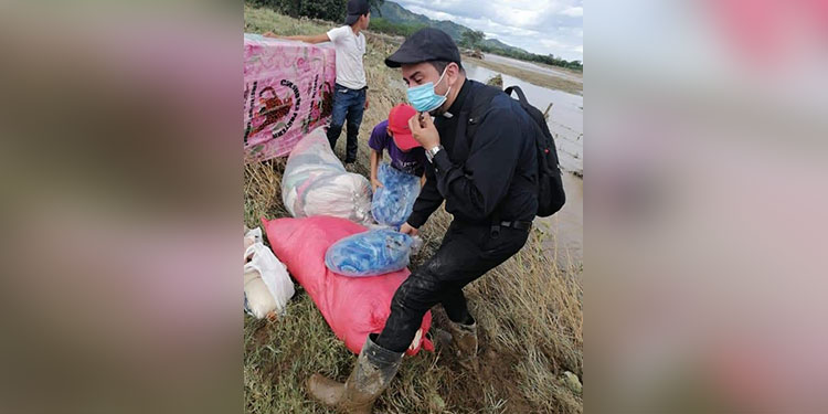 Cuelga la sotana y calza botas de hule para ayudar