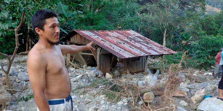 Acceso y viviendas destruidas en Santa Fe