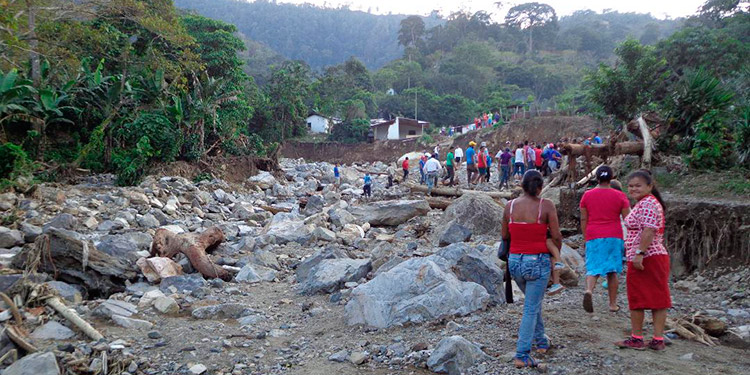 Acceso y viviendas destruidas en Santa Fe
