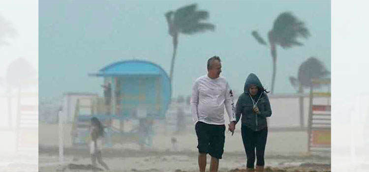 Eta descarga lluvias y viento sobre la Florida antes de entrar al Golfo