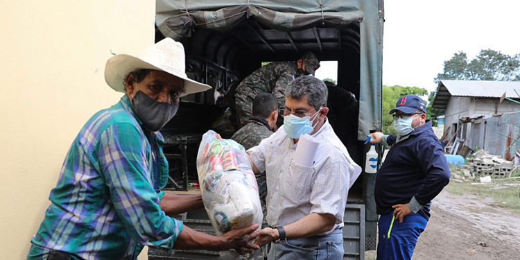 Ente lágrimas, alcalde de La Lima recibe ayuda humanitaria para damnificados