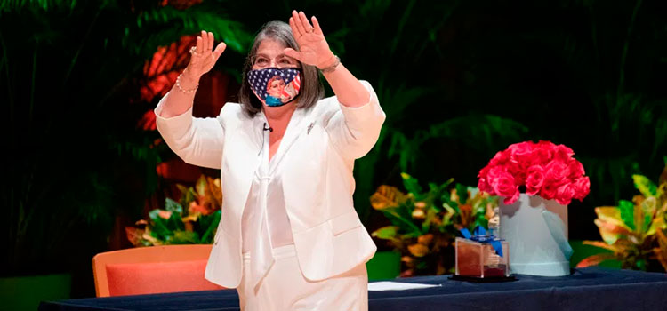 Alcaldesa de Miami se baja el sueldo para ajustarse a las necesidades de la pandemia