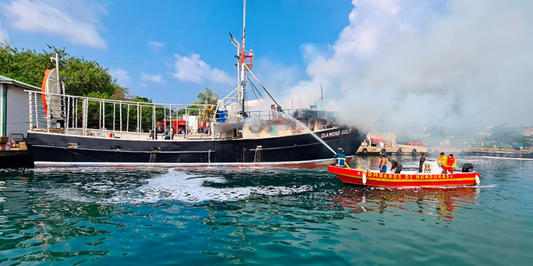 Dos muertos deja incendio en barco pesquero de Roatán (Video)