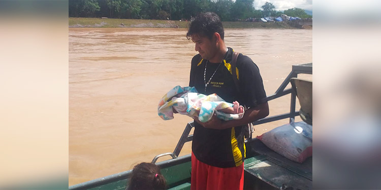 Rescatan a bebé de dos días de nacida en inundación