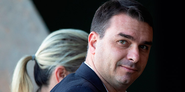 El hijo mayor de Bolsonaro, a un paso de los tribunales por corrupción