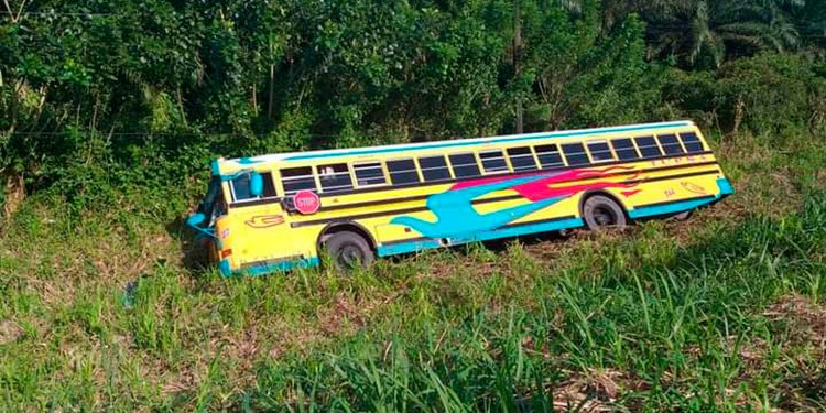 Bus se accidenta en la carretera CA-13