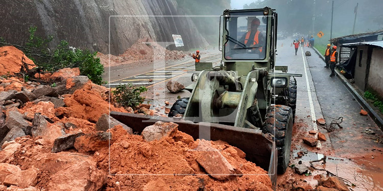 Deslizamientos en principales carreteras del país