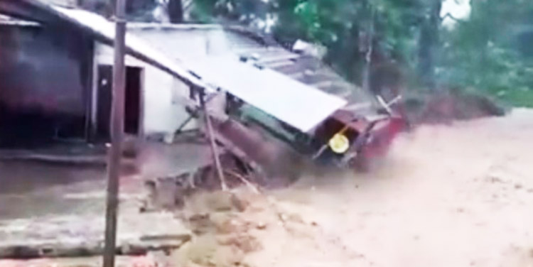 Casa es arrastrada por río en Copán