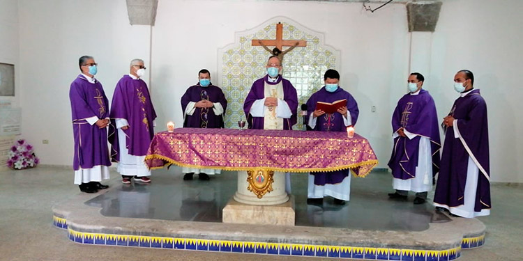 Iglesia católica en Honduras realiza misa en honor a las víctimas del COVID-19