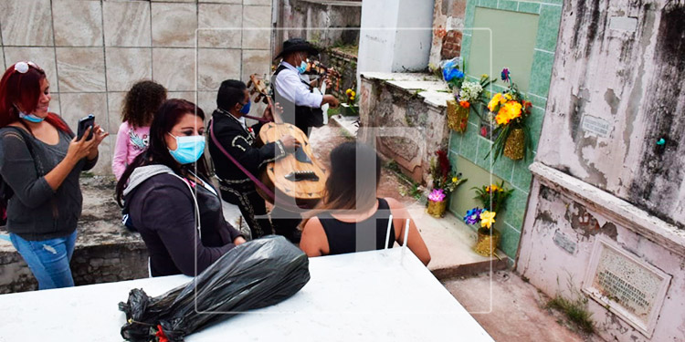 Honduras conmemora el ‘Día de Difuntos’ en medio de huracán y pandemia (Galería)