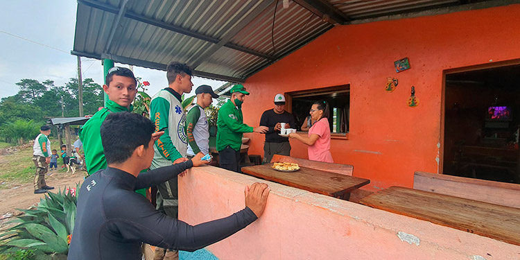 Miembros de la Cruz Verde salvadoreña reciben el apoyo de la población camino a SPS