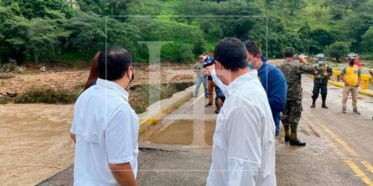 Habilitan paso vehicular en el puente del río Higuito
