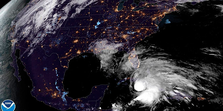 Eta alcanza Cuba con la amenaza de peligrosas marejadas e inundaciones