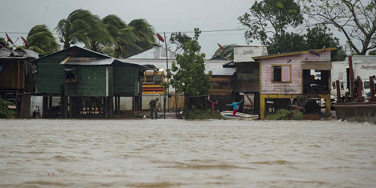 Eta enfila hacia las Islas Caimán a punto de escalar a tormenta en el Caribe