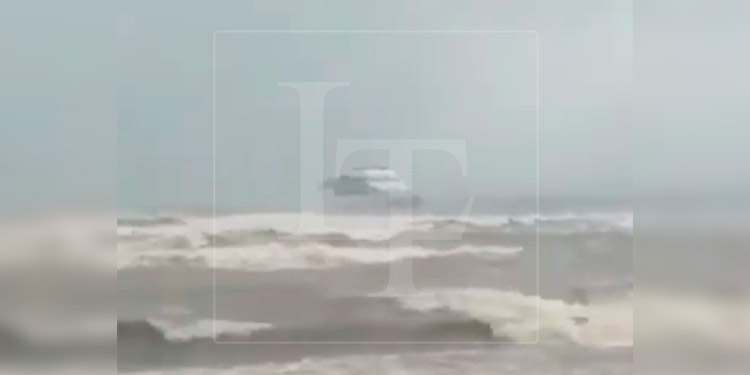 Ferry es sorprendido por el alto oleaje en el Caribe