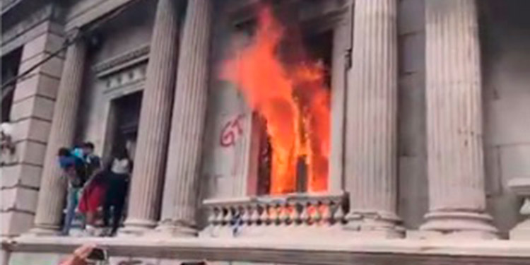 Cientos de manifestantes toman el Congreso de Guatemala y le prenden fuego