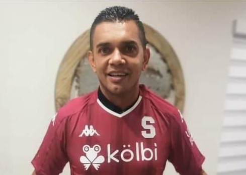 "Lobo" Guevara luce orgulloso camiseta del Saprissa