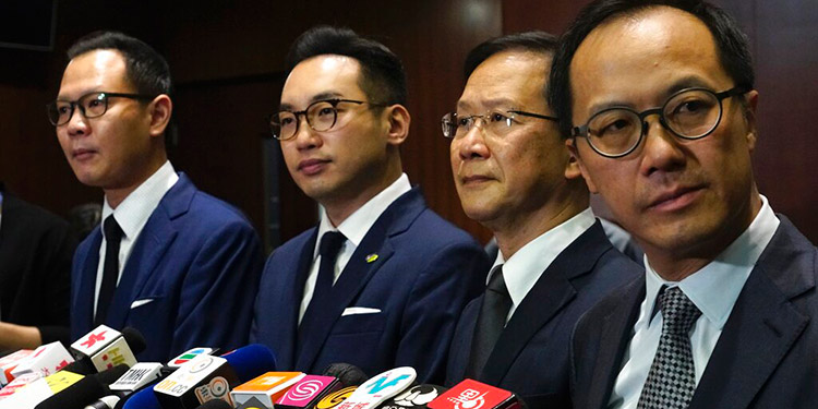 Legisladores prodemocracia de Hong Kong dimiten en masa