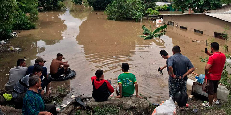 Damnificados por depresión Eta siguen esperando ser rescatados en Honduras