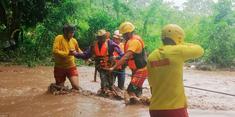Huracán Iota produce fuertes inundaciones a su paso