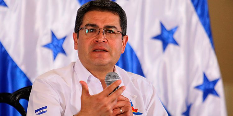El presidente de Honduras urge un plan para reparar el templo maya Rosalila