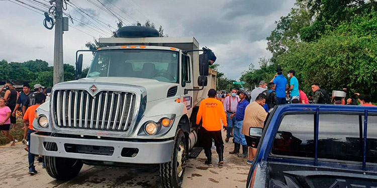 Evacuan a más familias en el municipio de La Lima