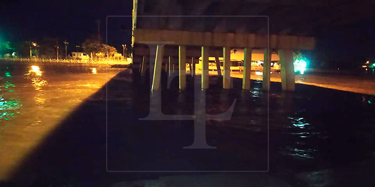 Cierran el puente Malecón por riesgo de inundaciones
