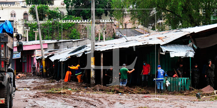 Alcaldía realiza limpieza en mercados de la capital