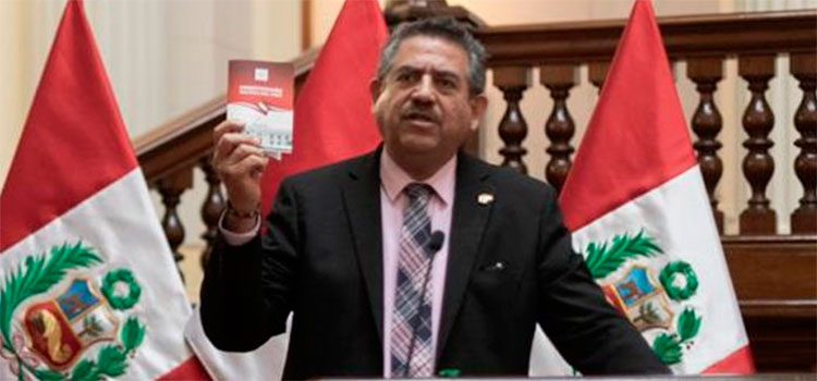 Manuel Merino jura como nuevo presidente de Perú