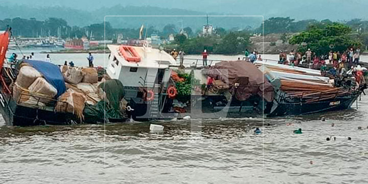 Barco encalla en La Ceiba y pobladores aprovechan para saquearlo