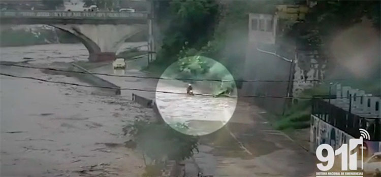 Momento en que motociclista estuvo a punto de ser arrastrado por el río Choluteca (Video)