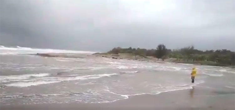 Cierran acceso a las playas públicas de Tela por alto oleaje
